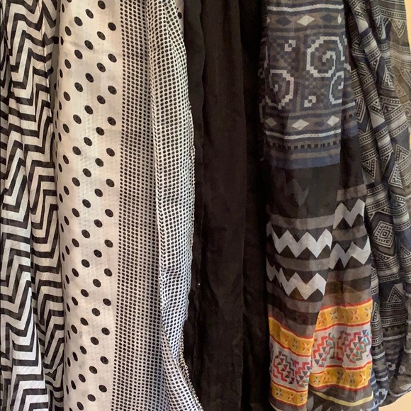Lot of 4 Black/white/Gray Infinity scarves - Picture 4 of 4